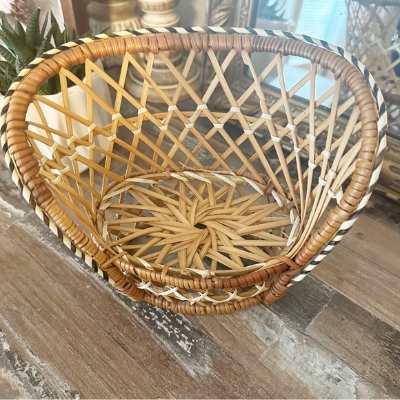 Vintage mini wicker chair. - Picture 2 of 4